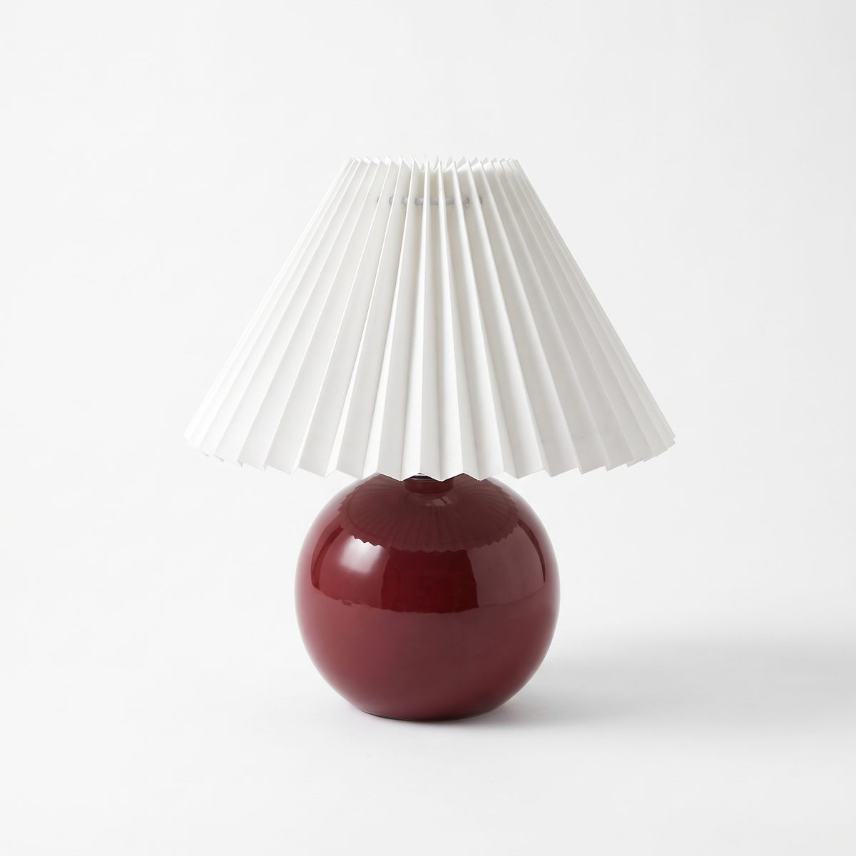 Ceramic lamp with pleated shade – Burgundy Base, White Shade, on a white background