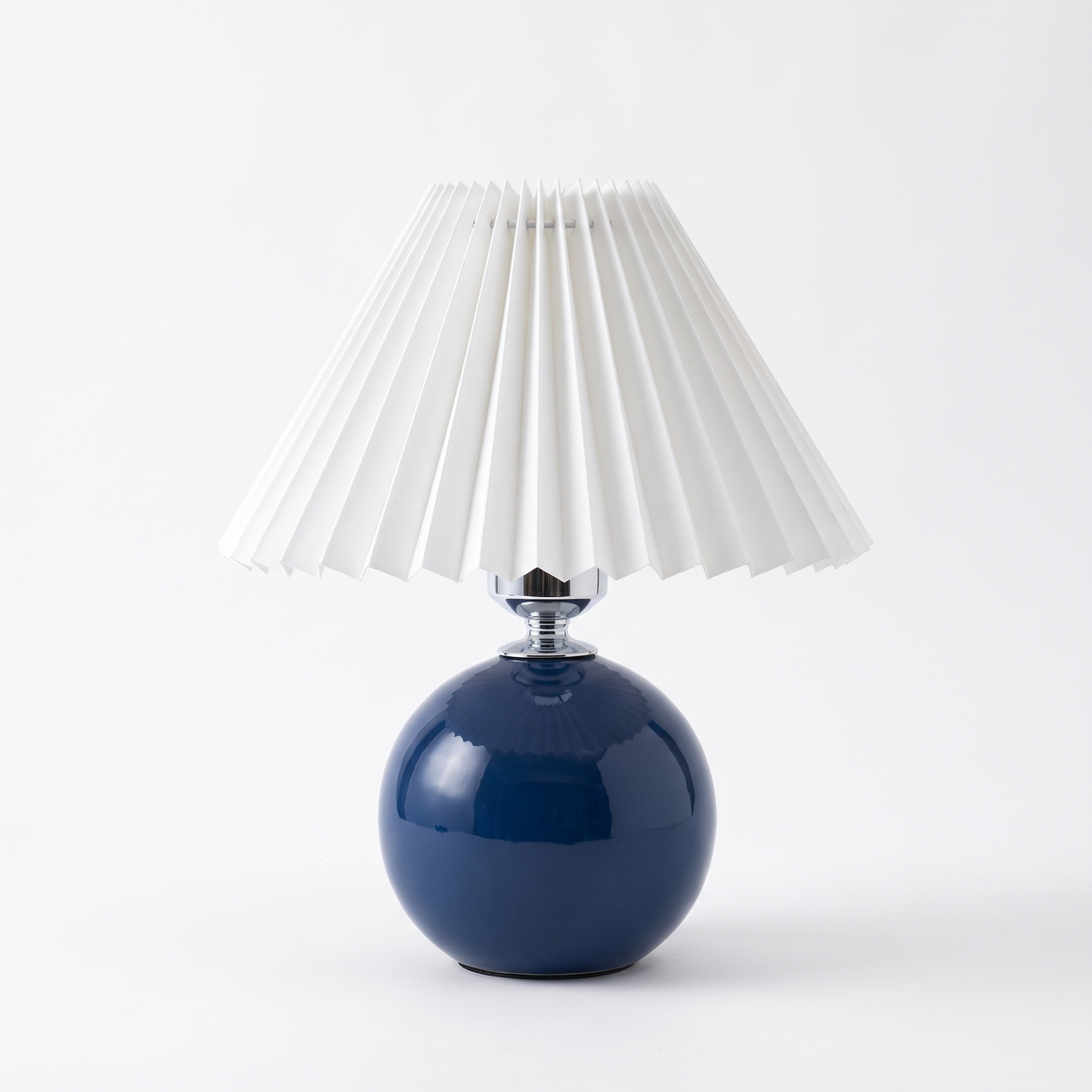Ceramic table lamp with pleated shade – Navy Base, White Shade, on a white background