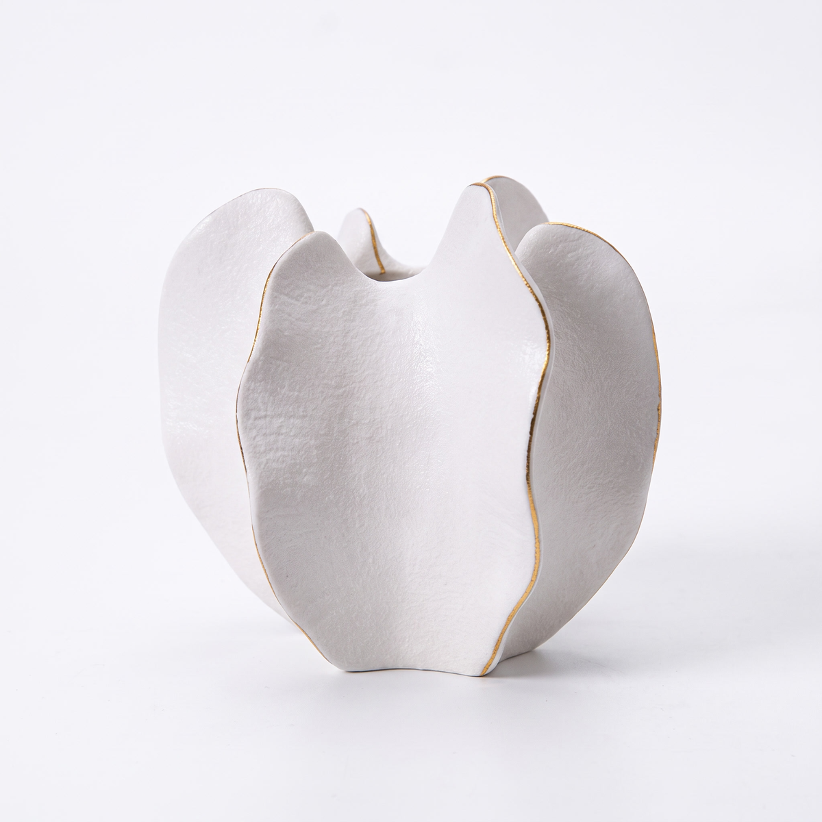 Ribbed carambola ceramic vase – Petal – White, on a white background